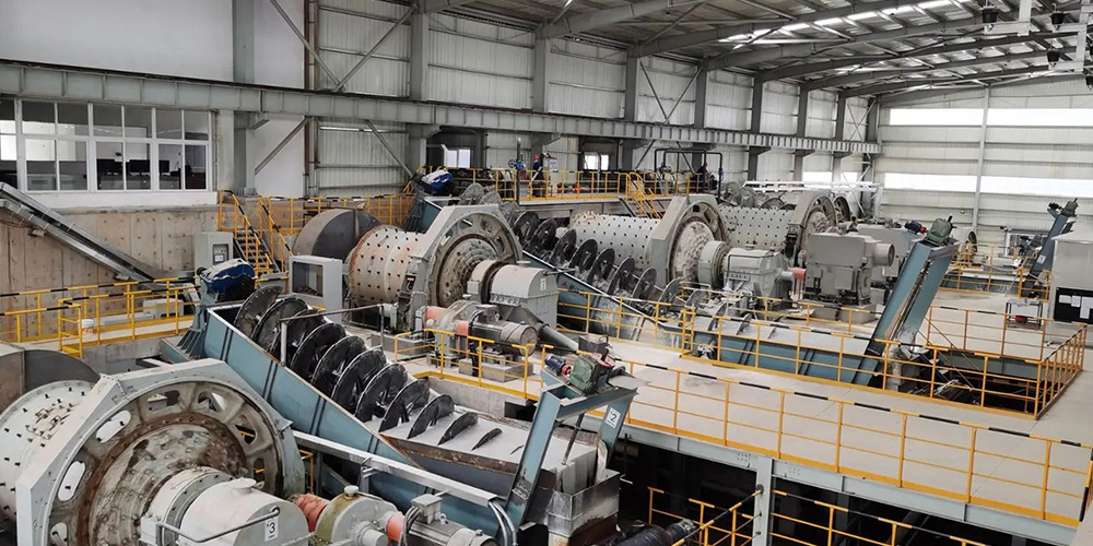 柳州某选矿厂重晶石脱水筛选加色选机提高矿石纯色度，提高矿石质量